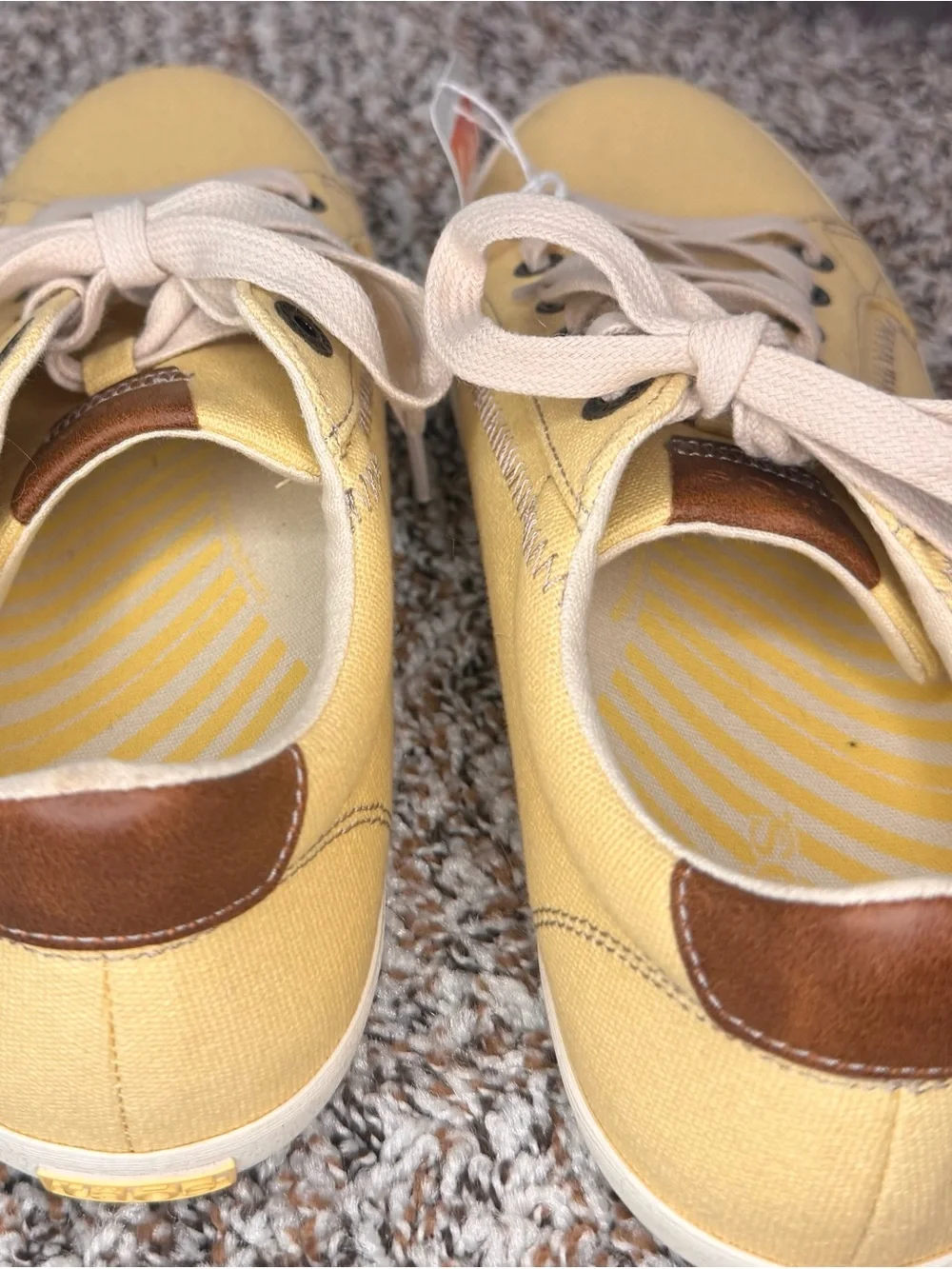 Taos Star Burst Women’s Size 9 Yellow Canvas Lace Up Comfort Sneakers NWT